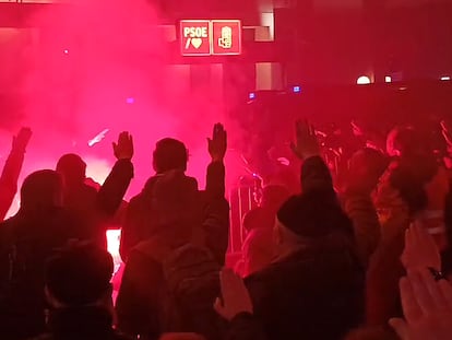 Manifestantes de ultraderecha convocador por la Falange protestan frente a la sede del PSOE en la calle Ferraz de Madrid mientras cantando el 'Cara al sol'.