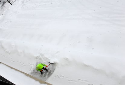 Un hombre limpia de nieve una calle en Greenwich, Connecticut (EE UU), el 14 de marzo de 2017.