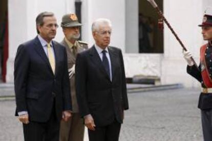 El primer ministro italiano, Mario Monti (3ºizq), recibe a su homólogo griego, Antonis Samarás (izq), en el Palacio Chigi de Roma, en Italia, hoy viernes 21 de septiembre de 2012.
