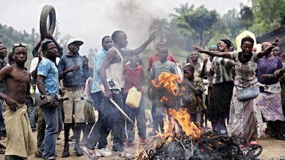 Manifestantes opuestos a un tercer mandato del presidente Nkurunziza se manifiestan en Bujumbura en mayo de 2015 / Foto VOA