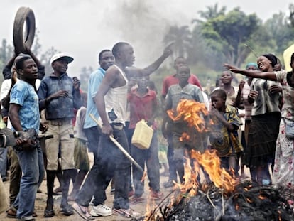 Manifestantes opuestos a un tercer mandato del presidente Nkurunziza se manifiestan en Bujumbura en mayo de 2015 / Foto VOA
