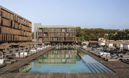 Edificios y la larga piscina del Oku Hotel Ibiza.