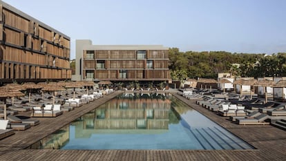 Edificios y la larga piscina del Oku Hotel Ibiza.