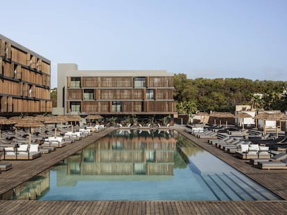 Edificios y la larga piscina del Oku Hotel Ibiza.