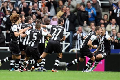 El equipo del Newcastle celebra un gol en St. James Park.