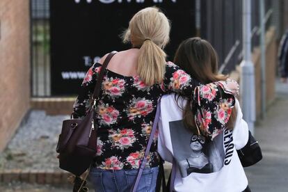 Madre e hija abandonan un hotel donde han pasado la noche tras el atentado terrorista en el Manchester Arena durante el concierto de Ariana Grande.