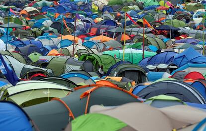 Centenares de tiendas de campaña se amontonan en una de las explanadas que dispone el festival para albergar a los asistentes al festival de música, el 23 de junio de 2016.