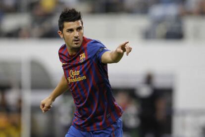 Villa señala el banquillo azulgrana tras marcar el primer gol del Barcelona al América.