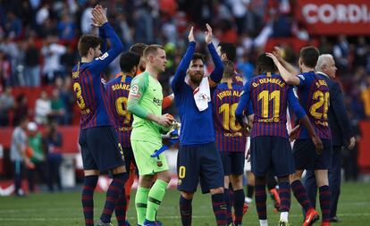 Los jugadores del Barcelona celebran la victoria al final del partido. 