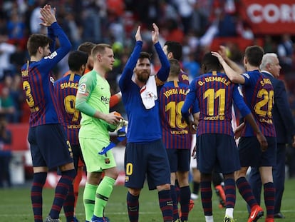 Los jugadores del Barcelona celebran la victoria al final del partido. 