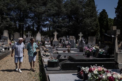 Pepito y Alain, hijo y sobrino de Ana Garbín Alonso, respectivamente, visitan la tumba familiar donde esta enterrada la miliciana, en el cementerio nuevo de Béziers.  