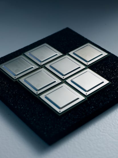 Varios chips resultado del proyecto European Processor Initiative, del  Barcelona Supercomputing Center.  