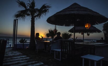 Puesta de sol en el Ajedrez Beach Club, en la playa de las Tres Piedras, en Chipiona (Cádiz).  