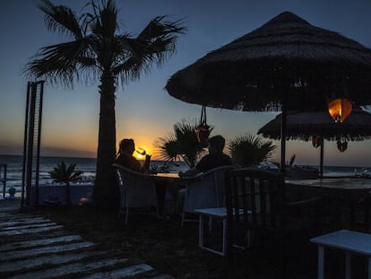 Puesta de sol en el Ajedrez Beach Club, en la playa de las Tres Piedras, en Chipiona (Cádiz).  