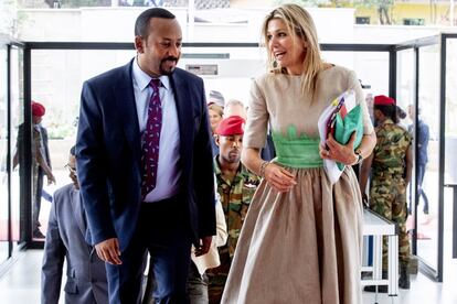 La reina Máxima de Holanda junto al primer ministro de Etiopía, Abiy Ahmed, durante su visita al país africano, en Adis Abeba el 15 de mayo de 2019.