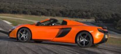 El nuevo McLaren 650S lleva un motor V8 biturbo de 650 CV, y su techo se puede accionar en marcha, hasta 30 km/h.