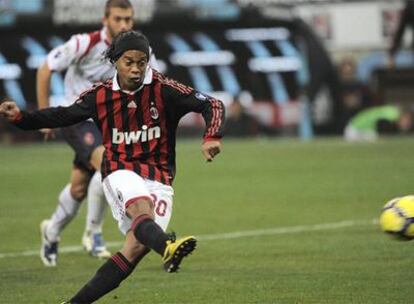 Ronaldinho lanzando el penalti que supondría el 4-2.