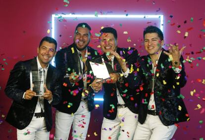 Miembros de la Banda Sinaloense MS de Sergio Lizarraga celebran el premio 'Hot Latin Songs, Artista del Año, Dúo o Grupo', durante los Premios Billboard.