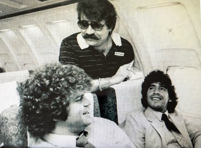 El agente, de pie, viaja de Argentina a España con un recién fichado por el Barça, Diego Armando Maradona, y su primer mánager, Jorge Horacio Cyterszpiler.