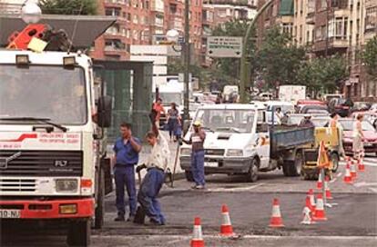 Trabajos de asfaltado, ayer, en el cruce de la calle de María de Molina con la de Francisco Sivela.