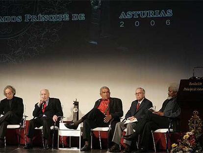 Adonis, Carlos Bousoño, Derek Walcott, Pablo García Baena, Wole Soyinka y Ángel González (de izquierda a derecha).
