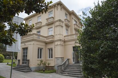 a exposición está montada en Villa Iris, una mansión construida en 1913 de tres pisos, en un barrio lleno de casas de lujo. Hoy pertenece a la Fundación Botín. La casa se convirtió en el espacio de trabajo de los jóvenes; allí cocinaron, alimentaron los unos las obras de los otros y terminaron repartiéndose el espacio de forma más o menos orgánica.