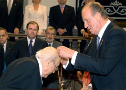El Rey impone a Jiménez Lozano la medalla que le acredita como Premio Cervantes 2002.
