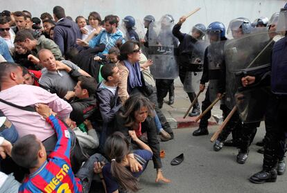 Los antidisturbios cargan contra manifestantes universatarios en las calles de Argel.