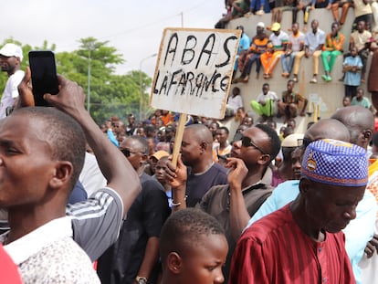 Manifestante sostiene un cartel con el mensaje "Abajo Francia" en Niamey (Níger), en una foto de archivo.