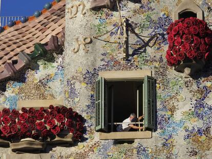 La Casa Batlló, engalanada con rosas este Sant Jordi.