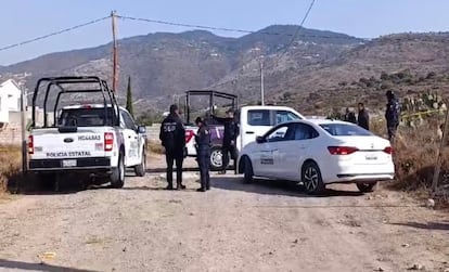 Policías estatales trabajan en la escena de un crimen en Hidalgo.