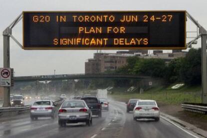 Un panel de tráfico avisa a los conductores de la celebración del G-20 con esta frase: "Prepárese para retrasos significativos".