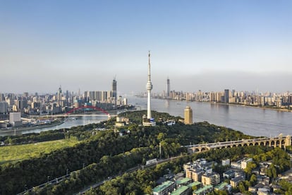 La torre de conexiones de Tortoise Mountain, de 1986, con 311,5 metros de altura. En primer plano, el primer puente sobre el río Yangtze. |