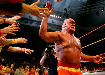 Hulk Hogan saluda a sus fans tras ganar su combate durante la gira Hulkamania, el 21 de noviembre de 2009, en Melbourne, Australia.