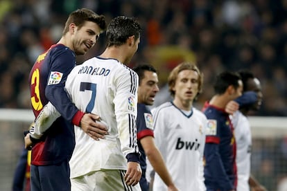 Gerard Piqué (a la izquierda) saluda al portugués Cristiano Ronaldo, del Real Madrid, tras el partido de ida de las semifinales de la Copa del Rey, en el año 2013.