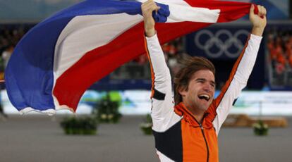 El holandés Tuitert celebra su victoria en los 1.500 de patinaje de velocidad.