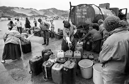 <p>Un camión lleva agua potable al asentamiento tibetano de Sonamling en Ladakh porque es muy difícil conseguirla durante el duro invierno. </p> <p>Los refugiados tibetanos en Ladakh (norte de India) se encuentran en 10 asentamientos (uno de ellos está cerca de la ciudad de Leh y los otros nueve en el frío desierto de Changthang). El asentamiento de Sonamling Leh está formado por 10 campamentos de refugiados en los que viven 7.000 personas en 1.200 hogares; los asentamientos de Sonamling Changthang están dispersos por la región tribal de Changthang, fronteriza con Tíbet, y cada uno de ellos se encuentra a una distancia de entre 100 y 300 kilómetros de Leh. </p>