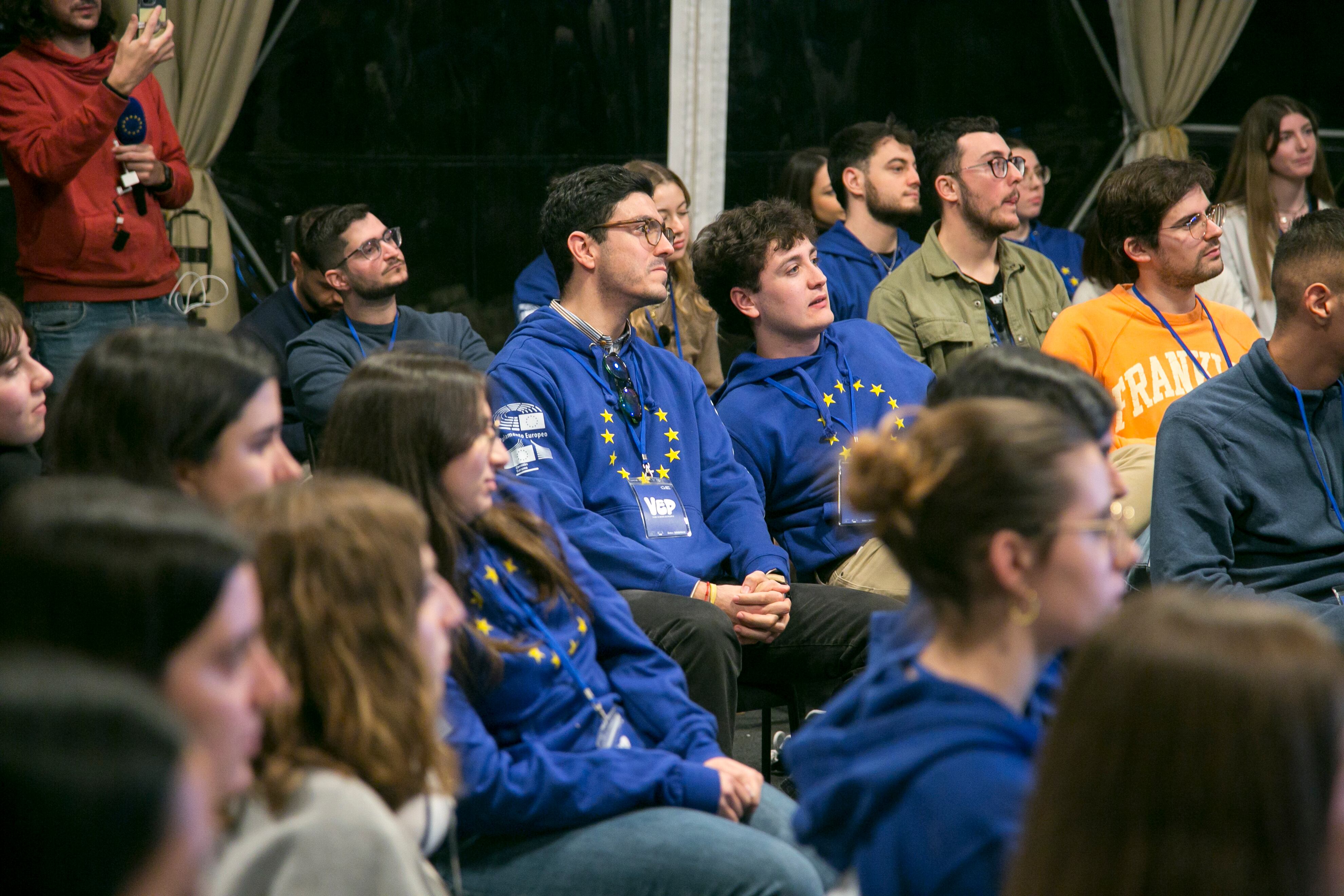 Medio centenar de jóvenes desarrollan proyectos para fomentar el voto entre sus coetáneos durante tres días en una finca de La Cabrera (Madrid).