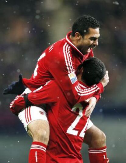 Aboutrika aúpa a Fathi tras el gol.