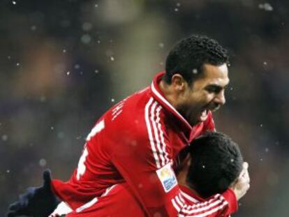 Aboutrika a&uacute;pa a Fathi tras el gol.