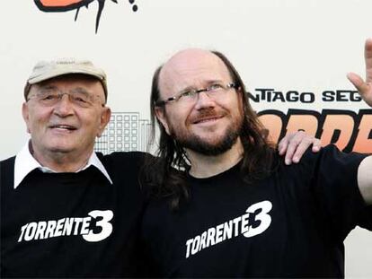 Santiago Segura, a la derecha, y Toni Leblanc.