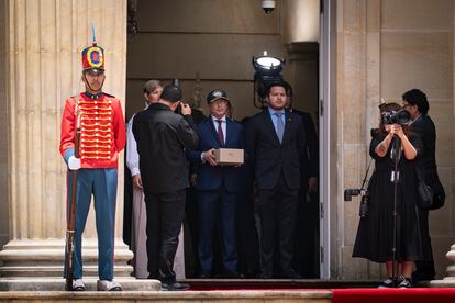 Gustavo Petro espera la llegada del presidente de Brasil, Luiz Inácio Lula da Silva, en la Plaza de Armas de la Casa de Nariño.