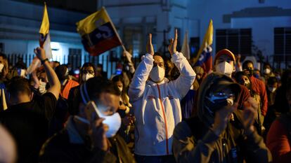 Partidarios de Andrés Arauz mientras esperaban los resultados electorales en Quito, Ecuador.