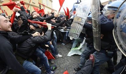 Enfrentamiento entre polic&iacute;as y manifestantes en contra de la reforma laboral del Gobierno de Renzi, el viernes en N&aacute;poles