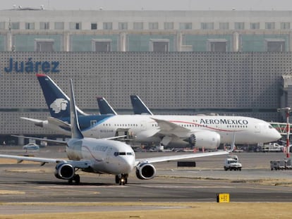 Um B-787 e um B-737 da Aeroméxico, no aeroporto da Cidade do México