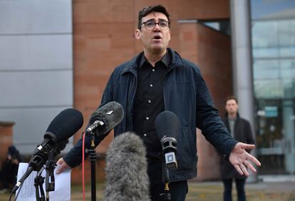 Andy Burnham, el alcalde de 'Greater Manchester' en una rueda de prensa en Bridgewater Hall, en Manchester.