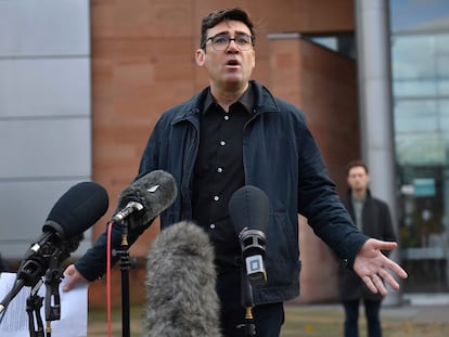 Andy Burnham, el alcalde de 'Greater Manchester' en una rueda de prensa en Bridgewater Hall, en Manchester.