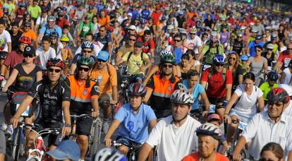 Participantes en el recorrido ciclista por Valencia.