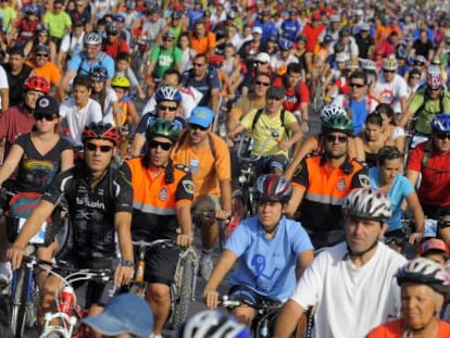 Participantes en el recorrido ciclista por Valencia.