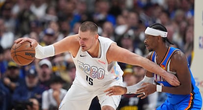 Nikola Jokić bota el balón ante Shai Gilgeous-Alexander en el partido de este domingo.